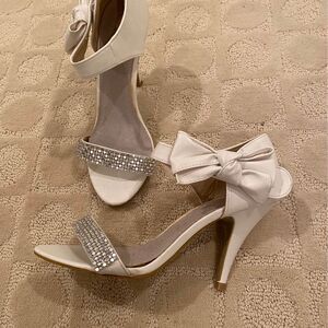 Beautiful Sandals- White for Wedding - Bride Shoes - Classy Shoes